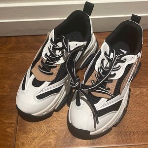 LIKE NEW Steve Madden Sneaker